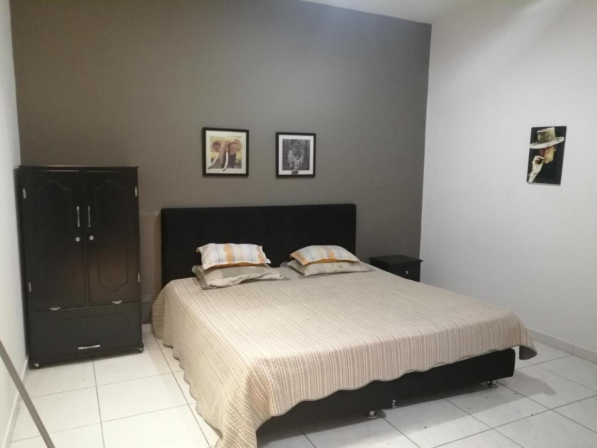 Hostal Komfort Медельин Экстерьер фото