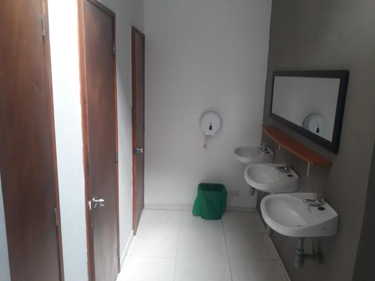 Hostal Komfort Медельин Экстерьер фото